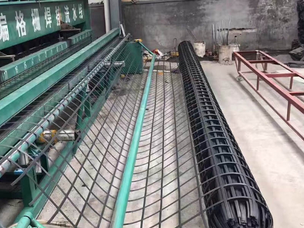 鋼塑土工格柵設備